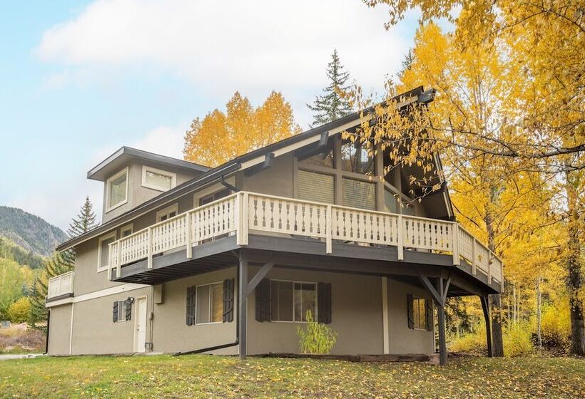 Bighorn By Avantstay Spacious Ski Cabin W/ Sprawling Porch, Views & Hot Tub!