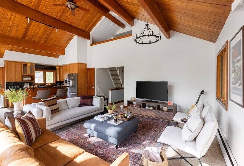 Bighorn By Avantstay Spacious Ski Cabin W/ Sprawling Porch, Views & Hot Tub!