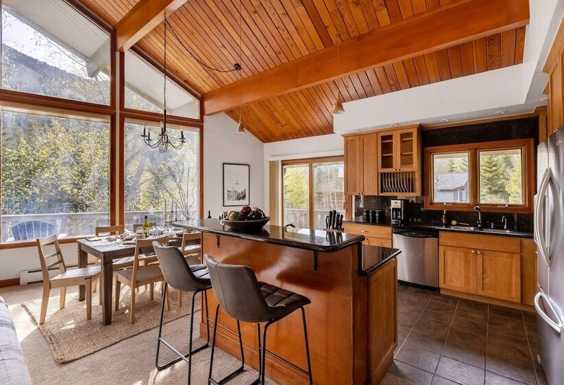 Bighorn By Avantstay Spacious Ski Cabin W/ Sprawling Porch, Views & Hot Tub!