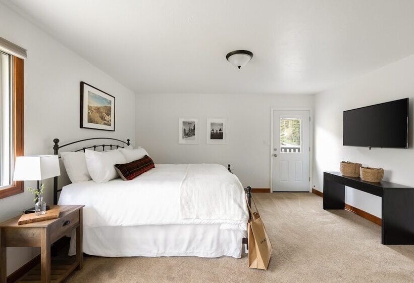 Bighorn By Avantstay Spacious Ski Cabin W/ Sprawling Porch, Views & Hot Tub!