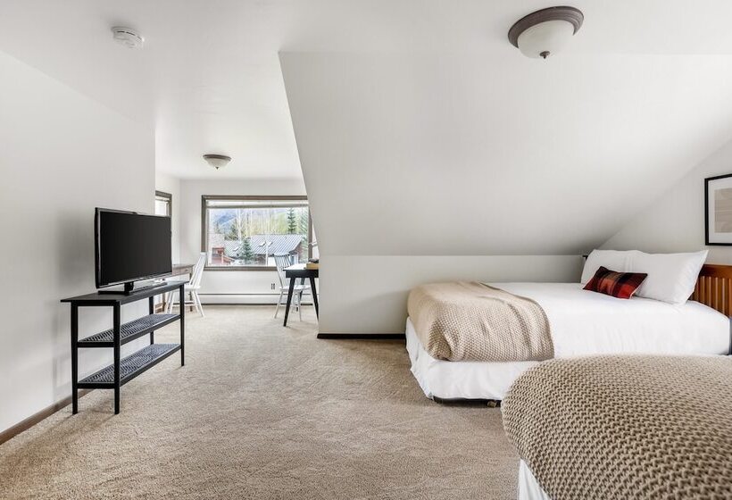 Bighorn By Avantstay Spacious Ski Cabin W/ Sprawling Porch, Views & Hot Tub!