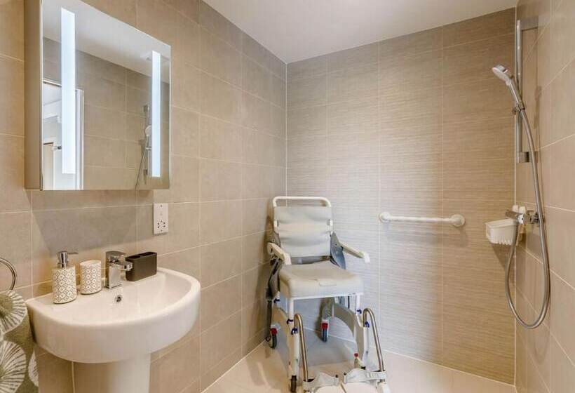 Buck Cottage, Disabled Adapted 3 Bed Hot Tub Pets