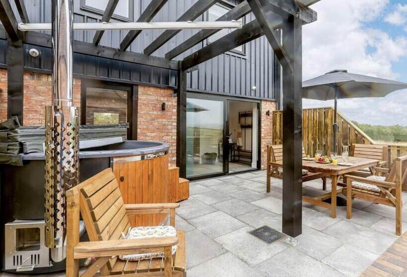 Buck Cottage, Disabled Adapted 3 Bed Hot Tub Pets