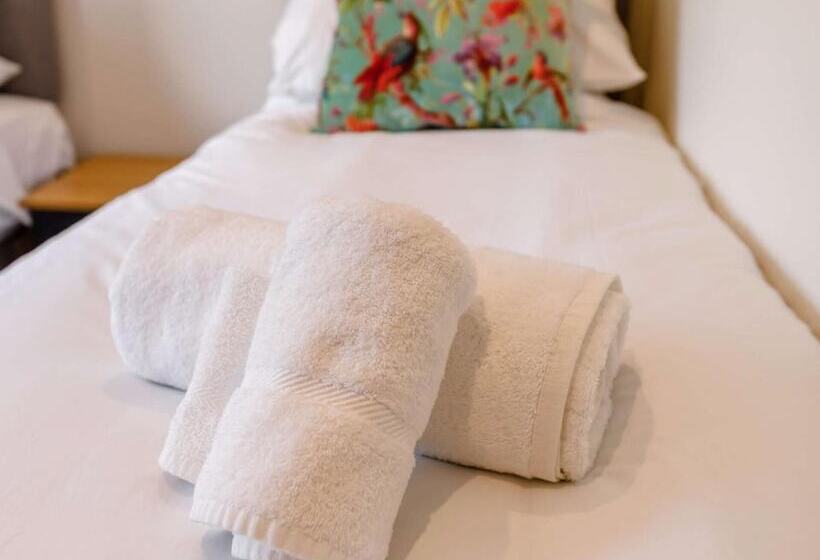 Buck Cottage, Disabled Adapted 3 Bed Hot Tub Pets