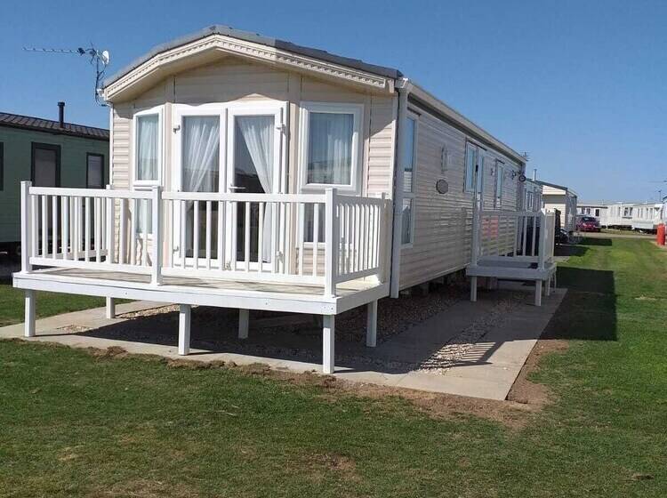 Captivating 2 Bed 6 Berth Caravan In Ingoldmells