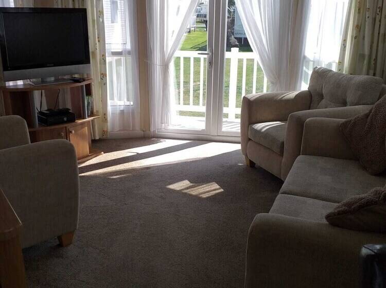 Captivating 2 Bed 6 Berth Caravan In Ingoldmells