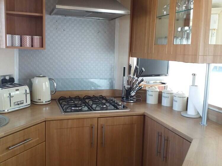Captivating 2 Bed 6 Berth Caravan In Ingoldmells