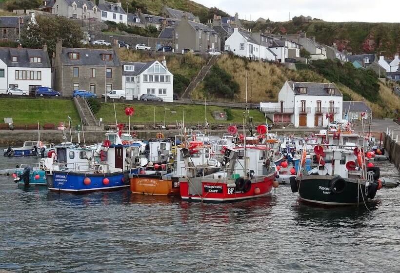 Orange Yurt With Hot Tub  Sleeps 3, Parking & Wifi