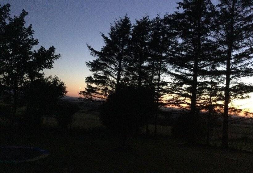 Orange Yurt With Hot Tub  Sleeps 3, Parking & Wifi