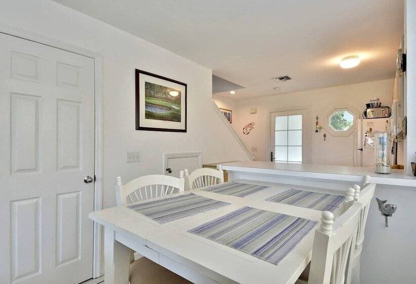 Coral Breeze By Avantstay Close To Beach W/ Balcony & Shared Pool! Month Long Stays Only