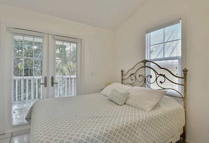 Coral Breeze By Avantstay Close To Beach W/ Balcony & Shared Pool! Month Long Stays Only