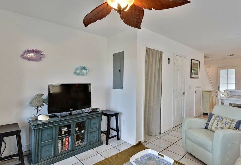 Coral Breeze By Avantstay Close To Beach W/ Balcony & Shared Pool! Month Long Stays Only