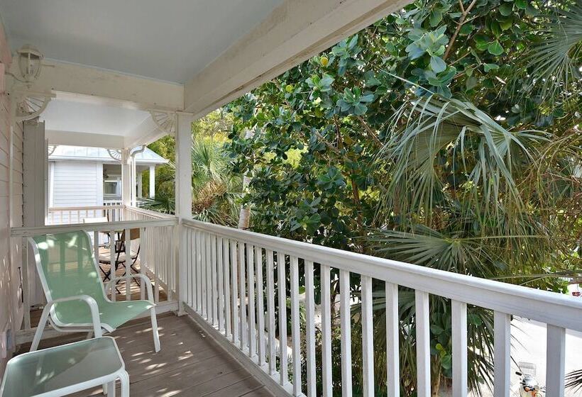 Coral Breeze By Avantstay Close To Beach W/ Balcony & Shared Pool! Month Long Stays Only