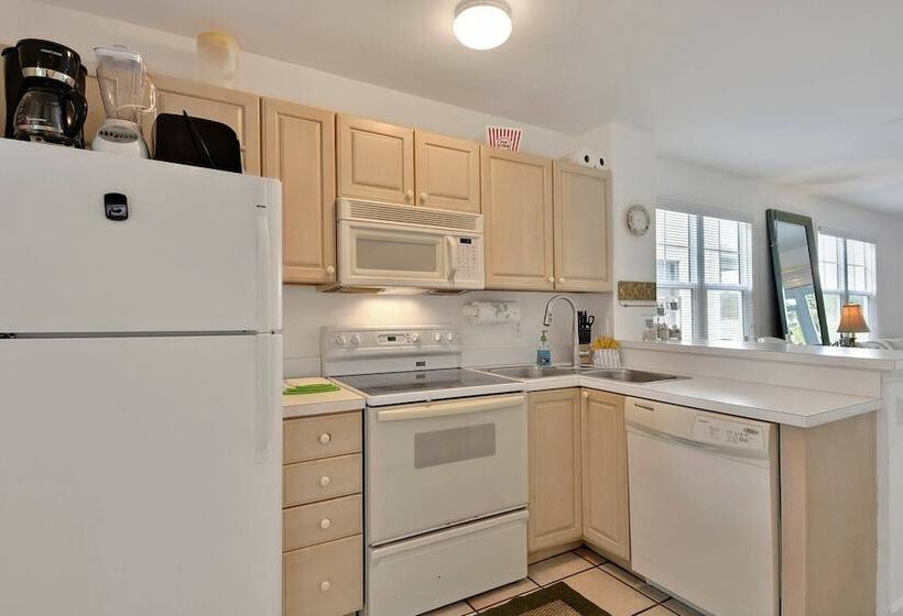 Coral Breeze By Avantstay Close To Beach W/ Balcony & Shared Pool! Month Long Stays Only