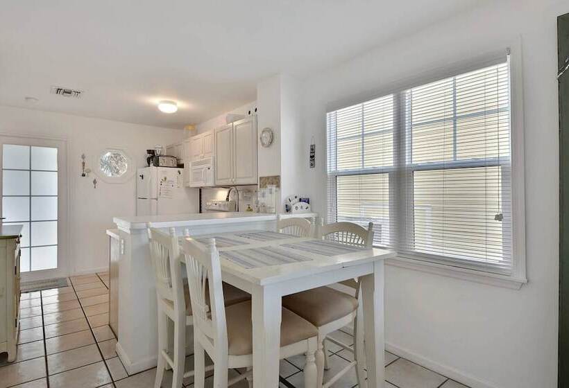 Coral Breeze By Avantstay Close To Beach W/ Balcony & Shared Pool! Month Long Stays Only