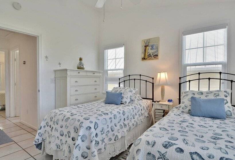 Coral Breeze By Avantstay Close To Beach W/ Balcony & Shared Pool! Month Long Stays Only