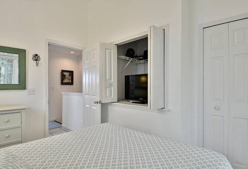 Coral Breeze By Avantstay Close To Beach W/ Balcony & Shared Pool! Month Long Stays Only