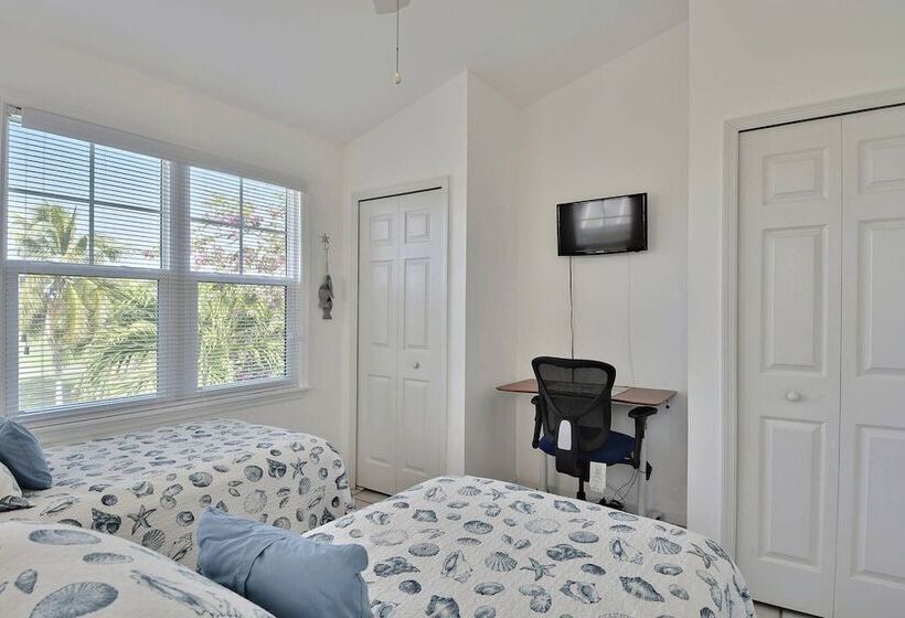 Coral Breeze By Avantstay Close To Beach W/ Balcony & Shared Pool! Month Long Stays Only