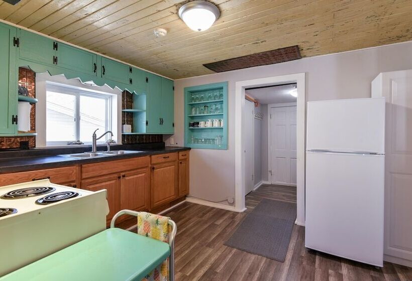 Downtown House  In Historic Branson   Awesome Location!! Discounted Rates!!