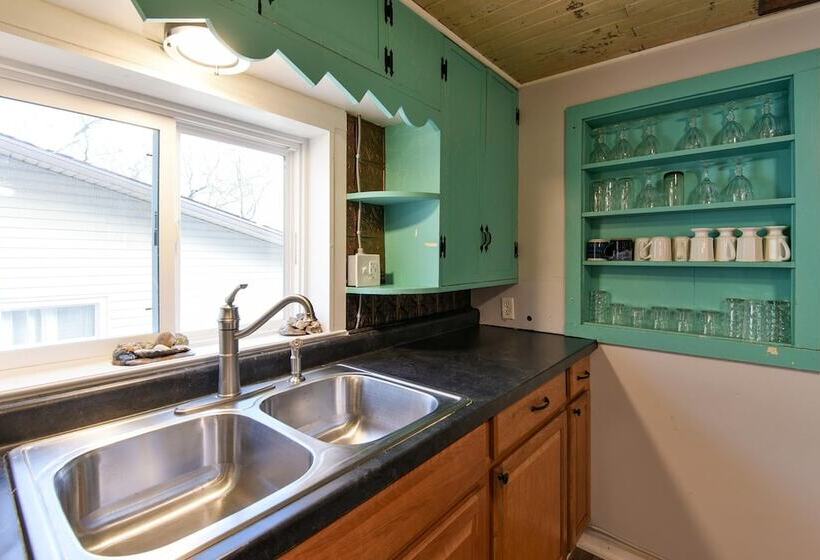 Downtown House  In Historic Branson   Awesome Location!! Discounted Rates!!