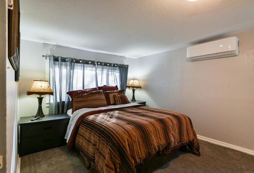 Downtown House  In Historic Branson   Awesome Location!! Discounted Rates!!