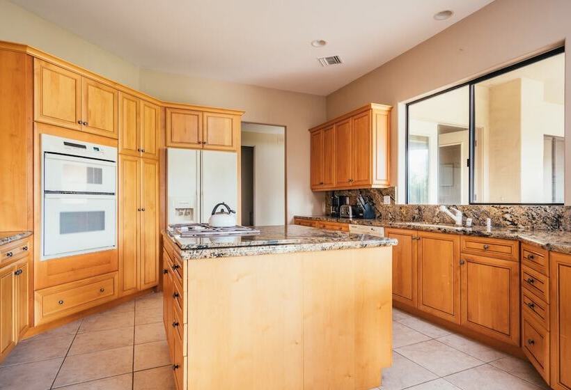 Firefly By Avantstay Spacious Backyard W/ Pool& Hot Tub!