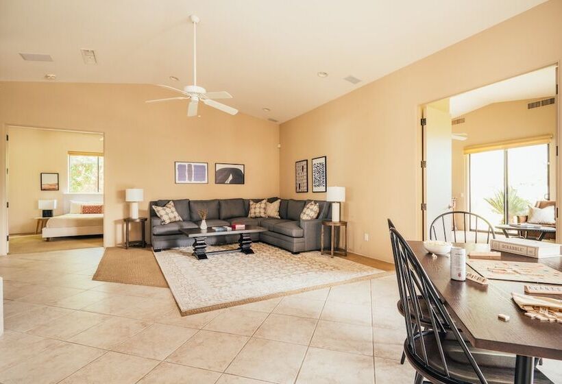 Firefly By Avantstay Spacious Backyard W/ Pool& Hot Tub!