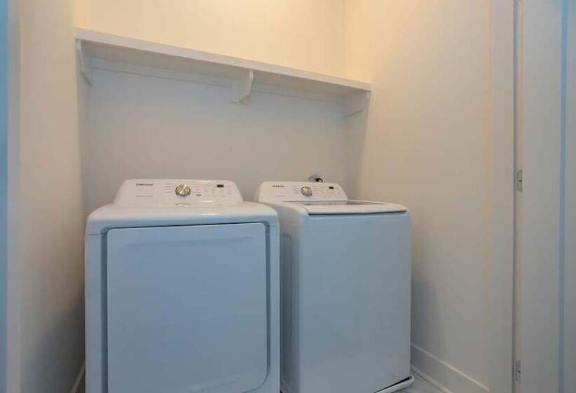 Franklin By Avantstay Trendy Townhouse In Great Location W/ Private Roof Top Patio