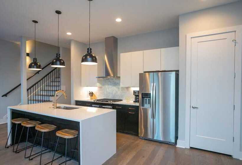 Franklin By Avantstay Trendy Townhouse In Great Location W/ Private Roof Top Patio