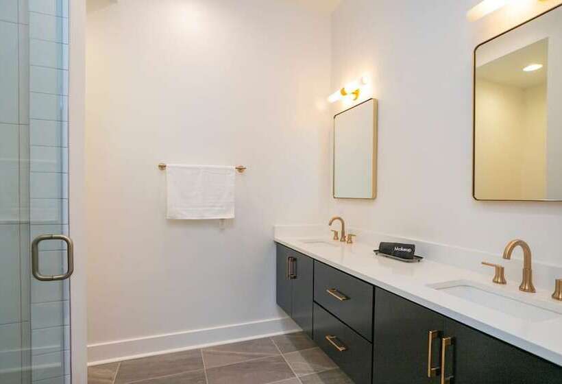 Franklin By Avantstay Trendy Townhouse In Great Location W/ Private Roof Top Patio