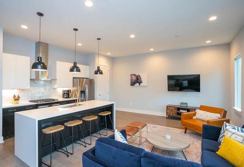 Franklin By Avantstay Trendy Townhouse In Great Location W/ Private Roof Top Patio