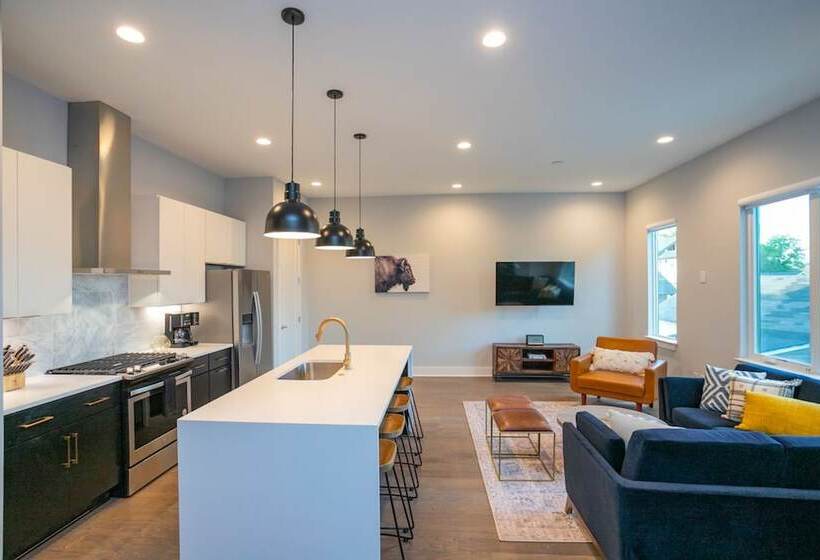 Franklin By Avantstay Trendy Townhouse In Great Location W/ Private Roof Top Patio