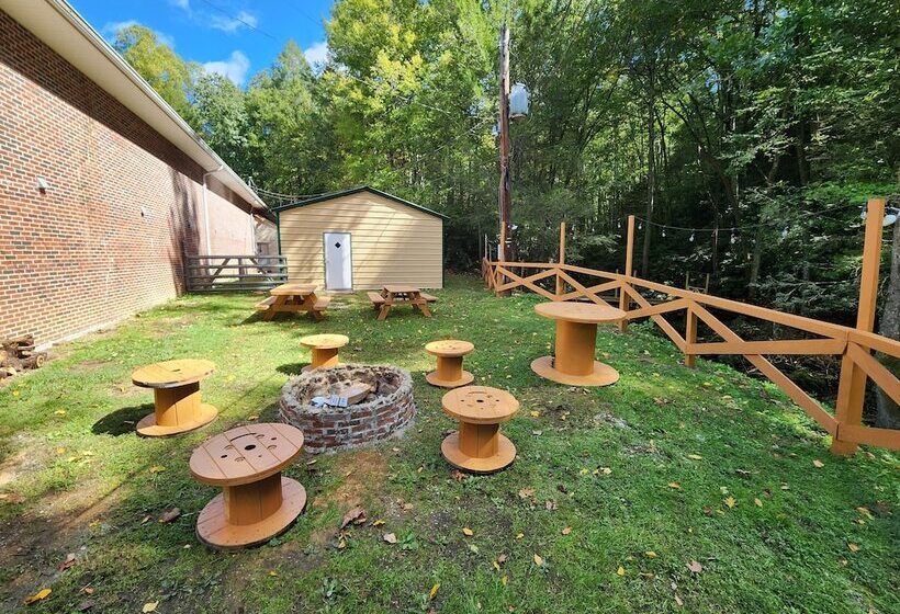 Gateway To The Breaks Motel