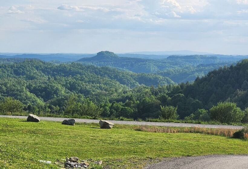 Gateway To The Breaks Motel