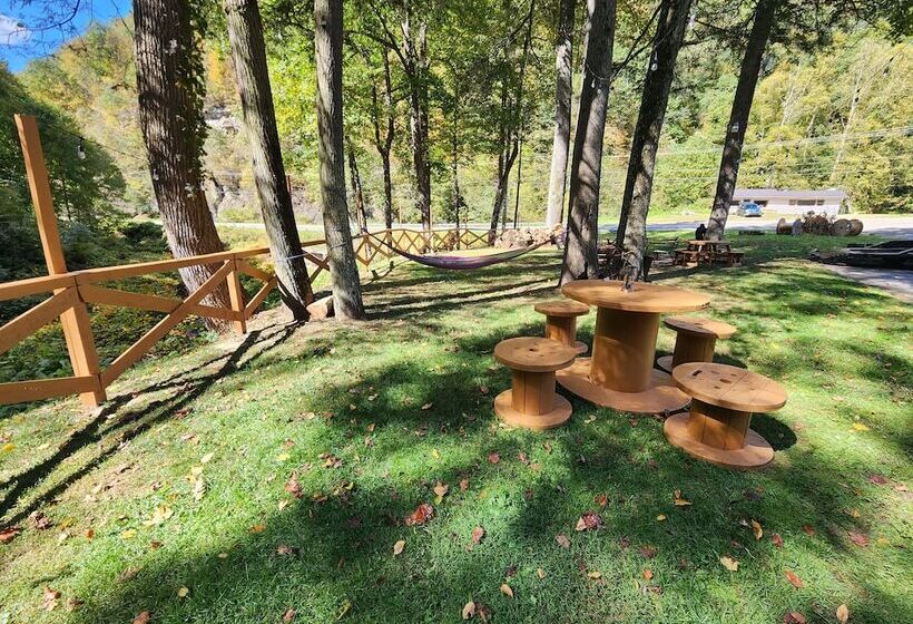 Gateway To The Breaks Motel