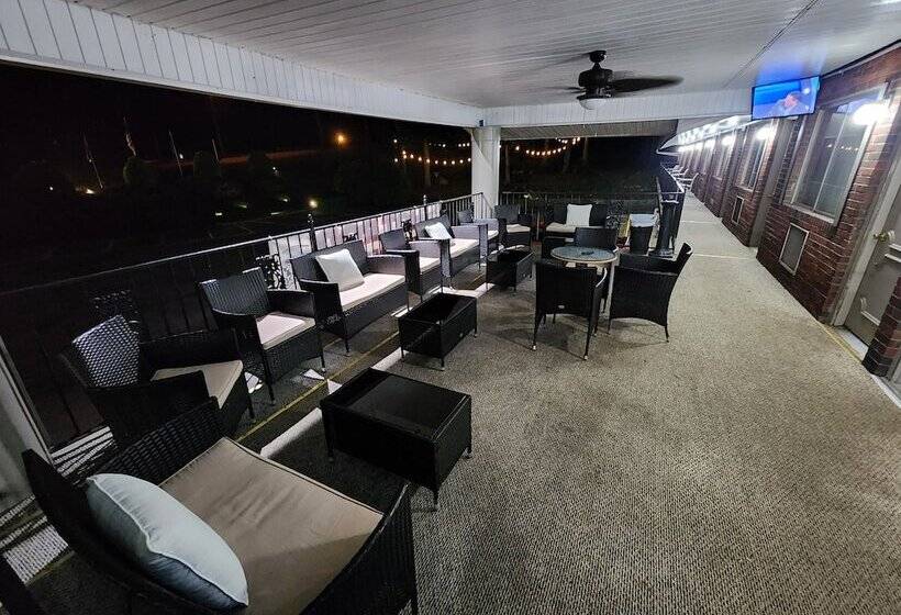 Gateway To The Breaks Motel