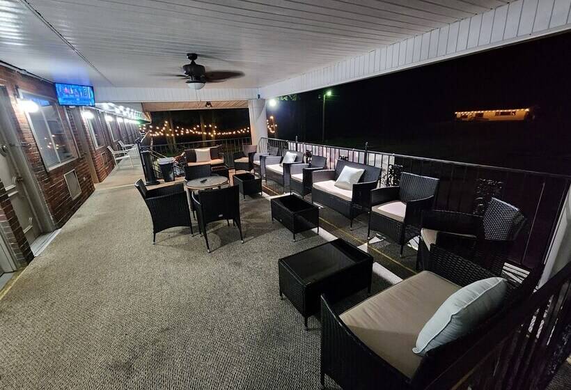 Gateway To The Breaks Motel