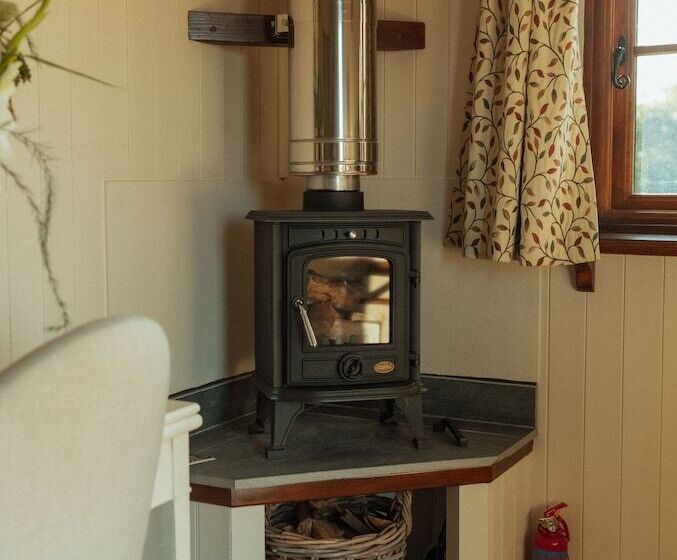 ホテル Glamping In Wiltshire In Our Luxury Shepherds Hut