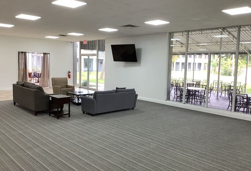 Отель Heritage Park Inn