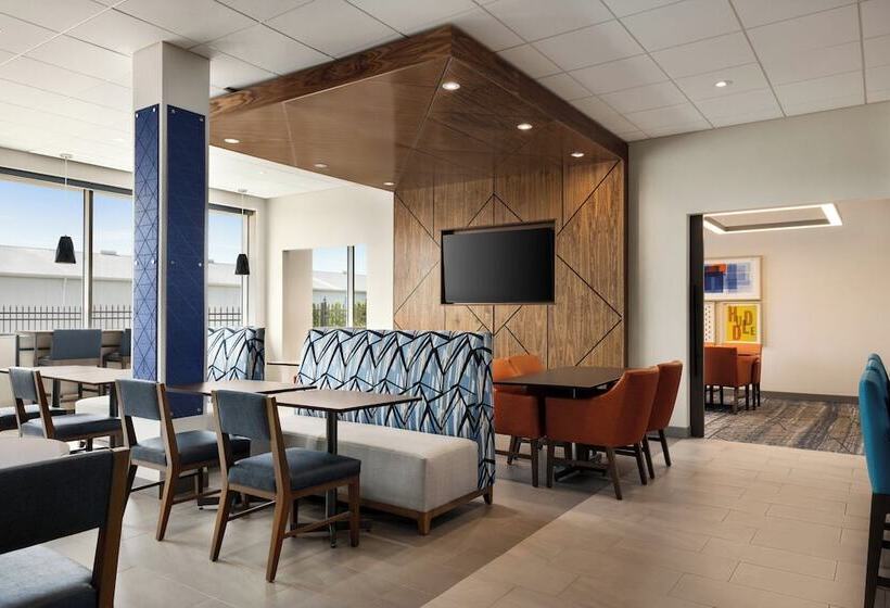 فندق Holiday Inn Express Strathroy By Ihg