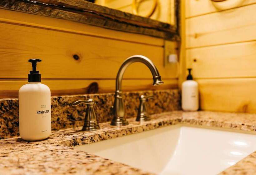 בית מלון כפרי Shire Valley Cabins, Charming Dayton Retreat