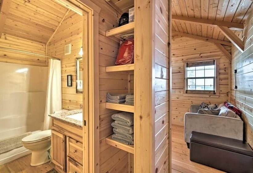 בית מלון כפרי Shire Valley Cabins, Charming Dayton Retreat