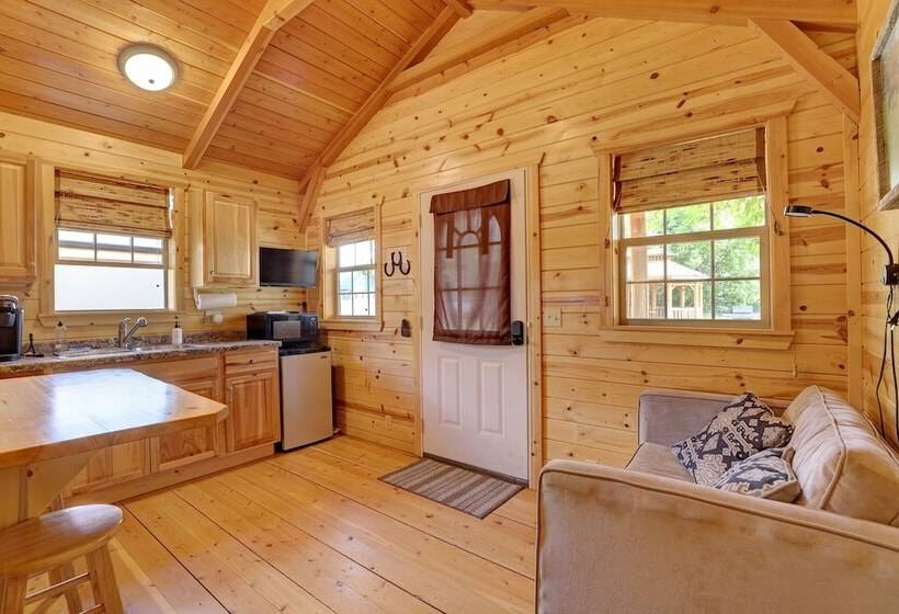 בית מלון כפרי Shire Valley Cabins, Charming Dayton Retreat