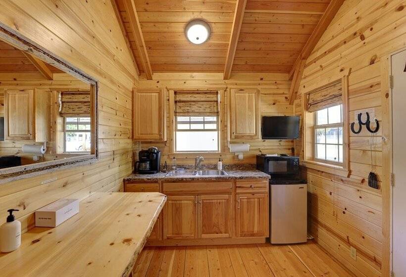 בית מלון כפרי Shire Valley Cabins, Charming Dayton Retreat