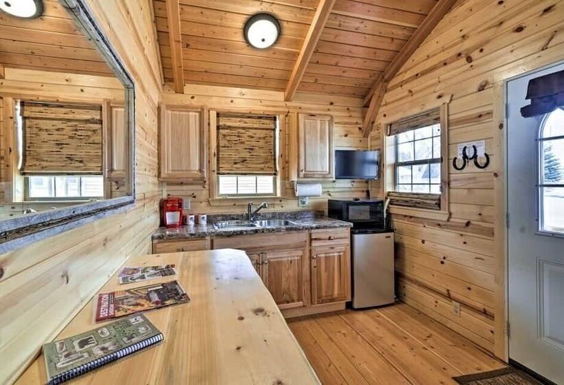 בית מלון כפרי Shire Valley Cabins, Charming Dayton Retreat