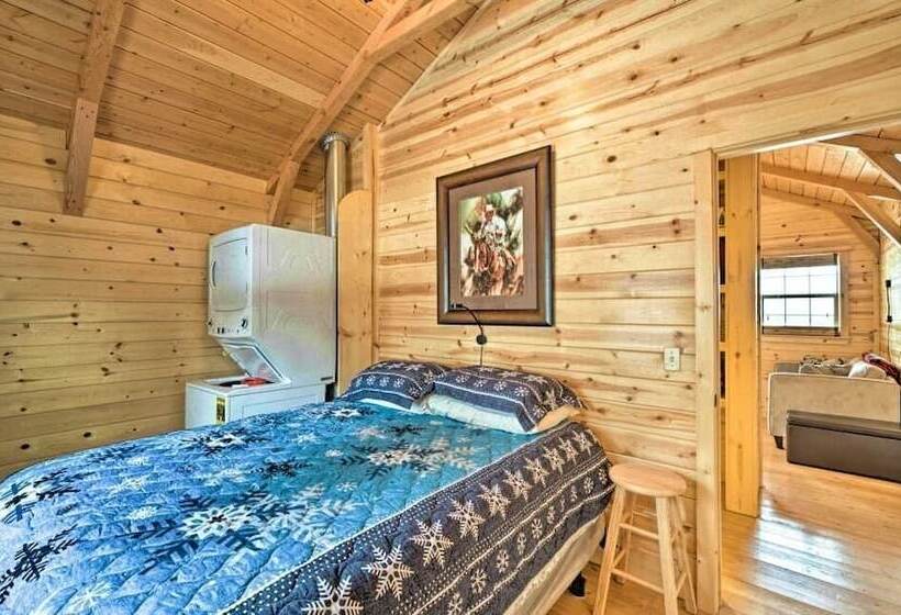 בית מלון כפרי Shire Valley Cabins, Charming Dayton Retreat