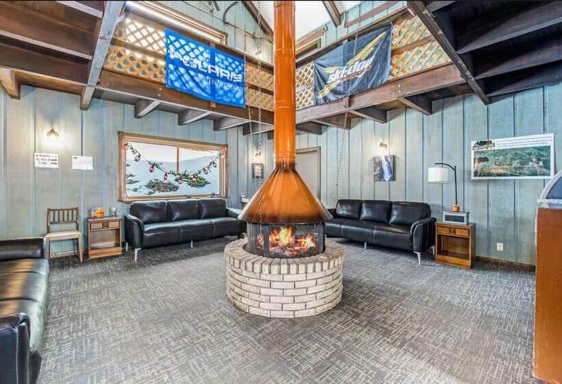 בית מלון כפרי Snow Chasers Lodge