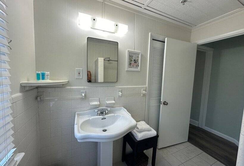 فندق The Breezy Inn