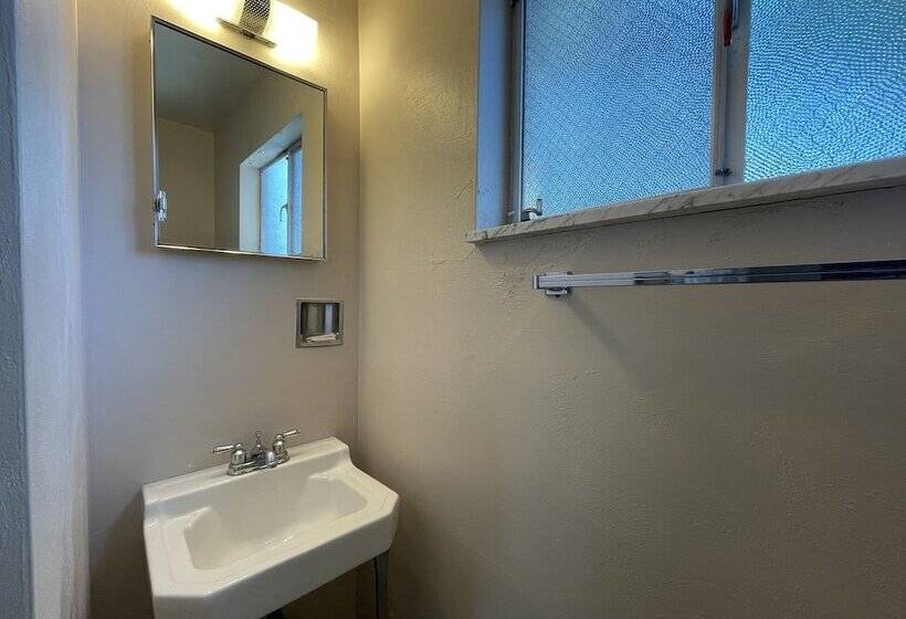 Отель Uncle Toms Cottages