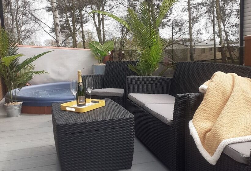 Impeccable 3 Bed Cabin In Tattershall, Uk